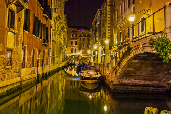 Ноќна прошетка низ Венеција