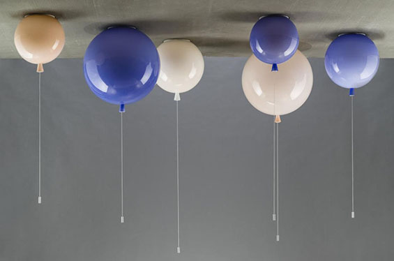 Разиграни светилки во форма на балони со хелиум