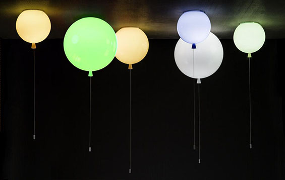 Разиграни светилки во форма на балони со хелиум