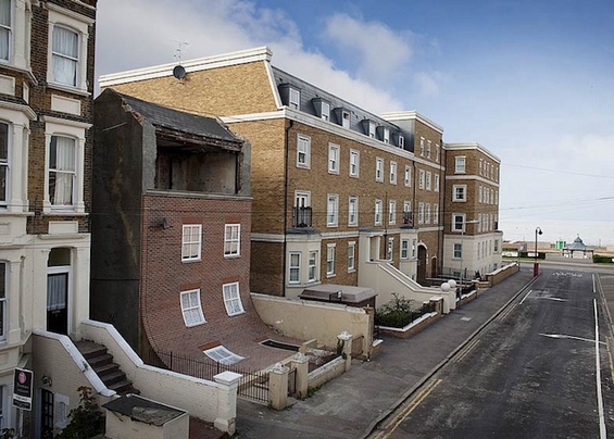 Артист си поиграл со законите на архитектурата