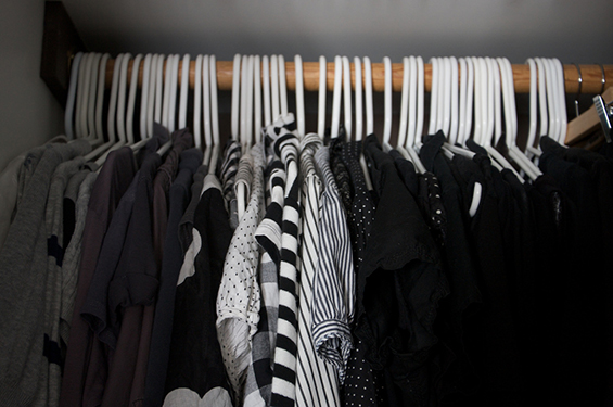 Нешта кои веднаш треба да ги исфрлите од плакарот