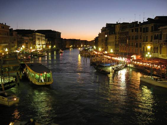 Ноќна прошетка низ Венеција