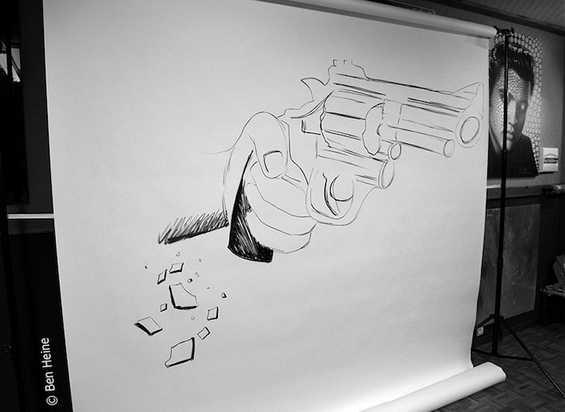 Артист кој успева да „влезе“ во своите цртежи