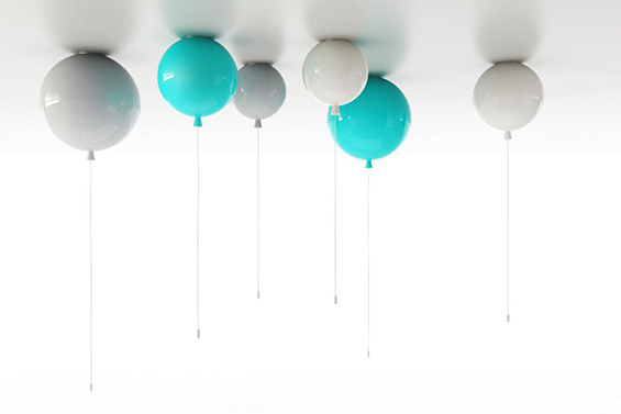 Разиграни светилки во форма на балони со хелиум