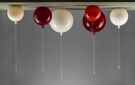 Разиграни светилки во форма на балони со хелиум