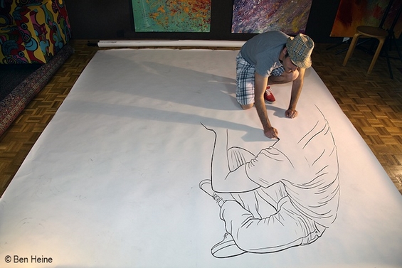 Артист кој успева да „влезе“ во своите цртежи