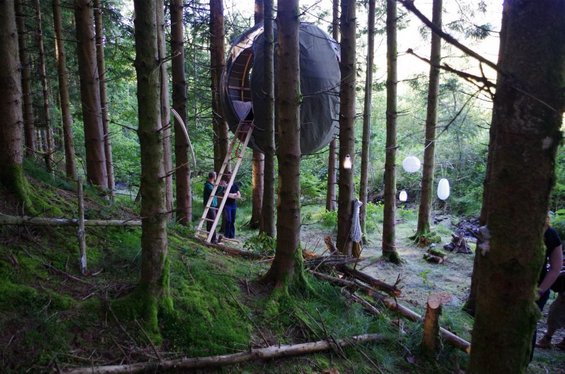 Кампувајте во шатор поставен високо во дрвјата