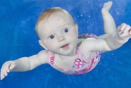 Неодоливи бебешки фотографии направени под вода