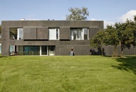 Првата куќа во светот која е изградена да издржи напад од зомбиња