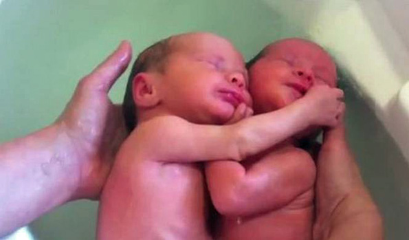 Нежно капење на бебиња близначиња