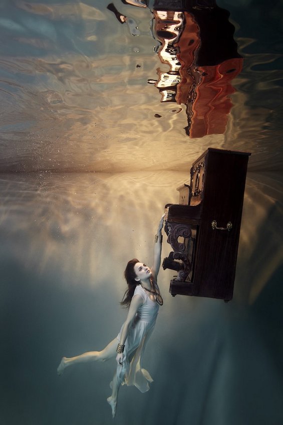 Грациозна фотосесија направена целосно под вода
