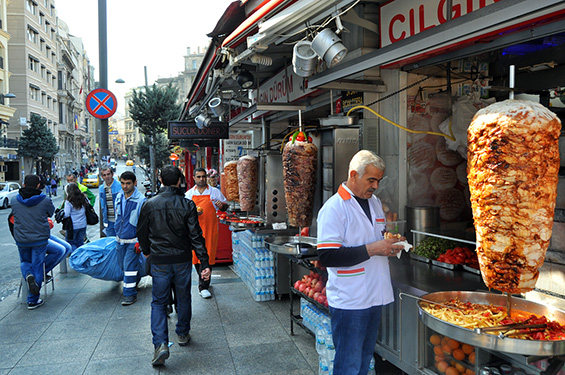 Прошетка низ шармантниот Истанбул