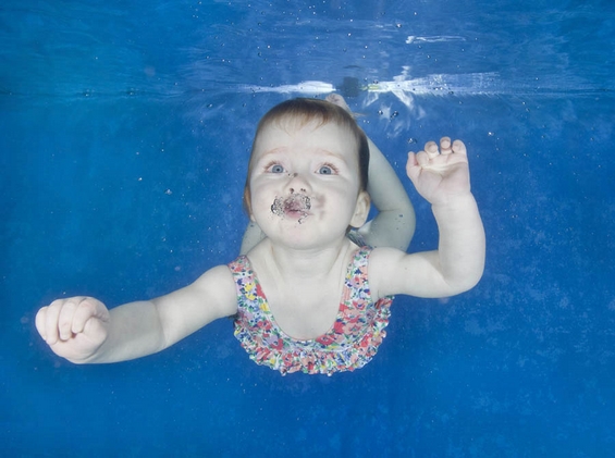 Неодоливи бебешки фотографии направени под вода