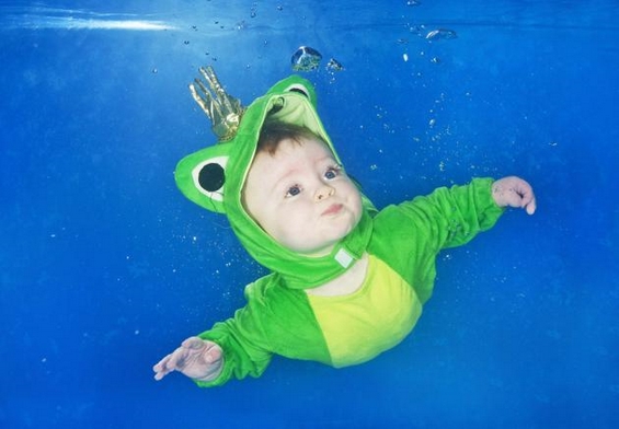 Неодоливи бебешки фотографии направени под вода