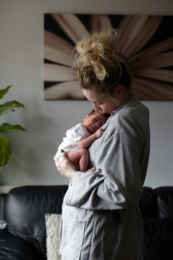 Штотуку родени бебиња во прегратките на нивите мајки 