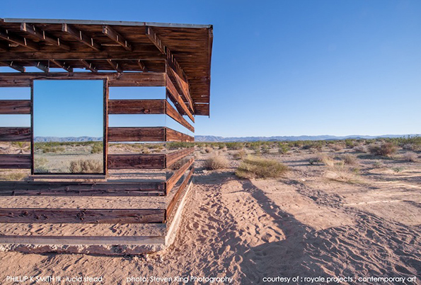 Хипонотизирачка колиба во пустина – дење рефлектира, ноќе свети и ги менува боите