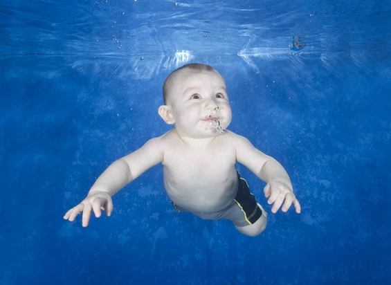 Неодоливи бебешки фотографии направени под вода