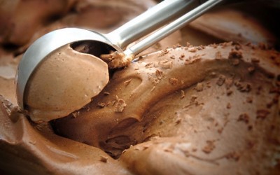 Зимски чоколаден сладолед од кој ќе си излижете прсти