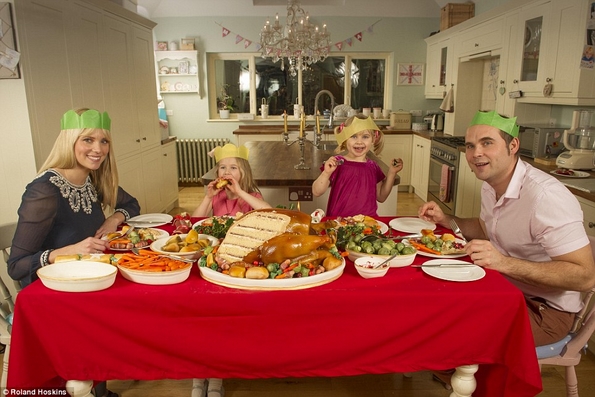 Креативен божиќен ручек направен од торти  