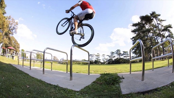 Неверојатни велосипедски трикови кои ќе ве импресионираат