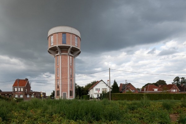 Стара и напуштена кула за вода претворена во дом од соништата