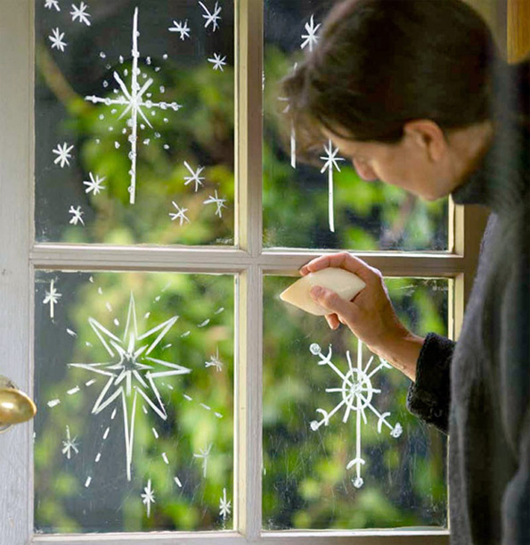 Нацртајте снегулки на прозорците со обичен сапун