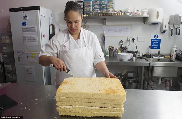 Креативен божиќен ручек направен од торти  