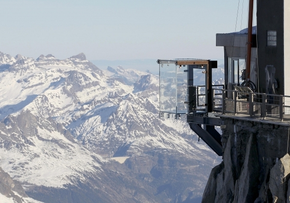 Стаклена кабина на Алпите од која ќе се исплашат и најхрабрите 