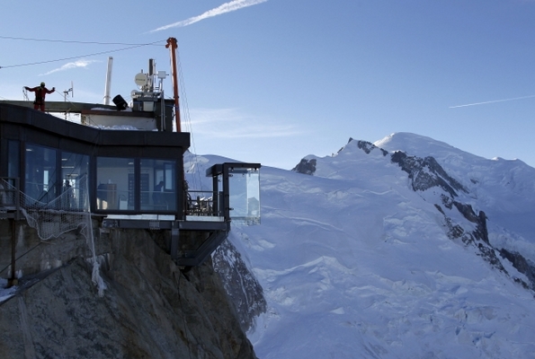 Стаклена кабина на Алпите од која ќе се исплашат и најхрабрите 
