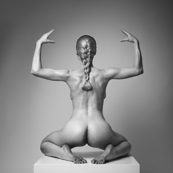 Хороскопските знаци прикажани преку голи жени  
