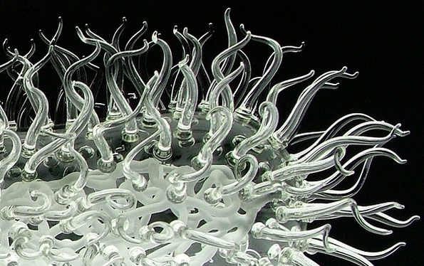 Смртоносните вируси претставени како стаклени скулптури
