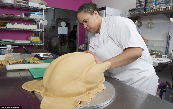 Креативен божиќен ручек направен од торти  