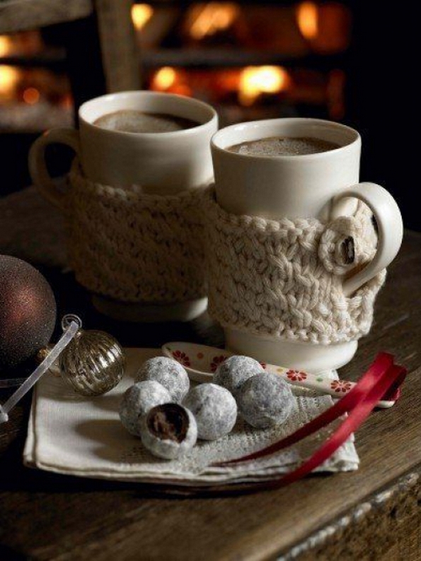 Топла шолја кафе во ладните зимски денови