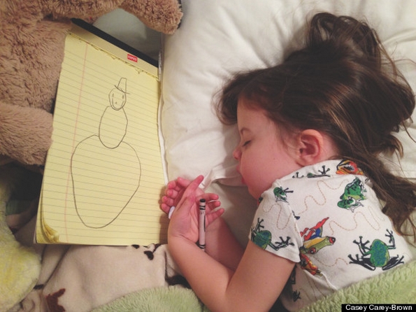 Запознајте ја Рузл, девојченце кое се успива цртајќи цртежи 