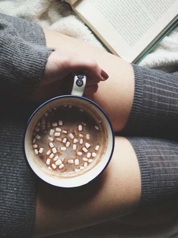 Топла шолја кафе во ладните зимски денови