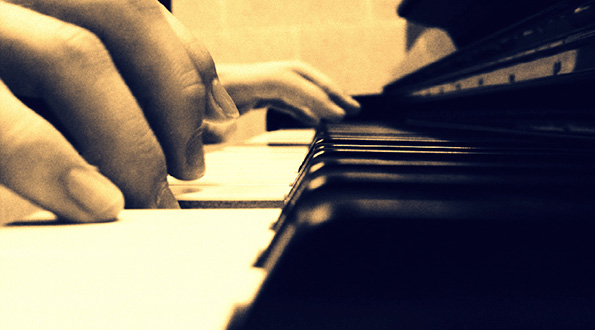 Бездомник свири на пијано, присутните трогнати до солзи