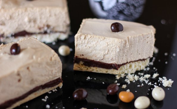 (1) Ладни еспресо коцки со Бејлис Ладни еспресо коцки со Бејлис