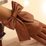 Кожни ракавици со машнички за елегантен и шик изглед