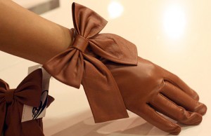 Кожни ракавици со машнички за елегантен и шик изглед