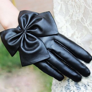 Кожни ракавици со машнички за елегантен и шик изглед