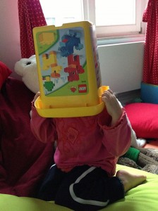 Дечиња кои „умешно“ се кријат играјќи криенка