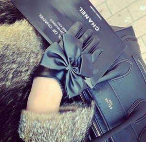 Кожни ракавици со машнички за елегантен и шик изглед