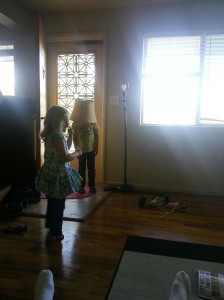 Дечиња кои „умешно“ се кријат играјќи криенка