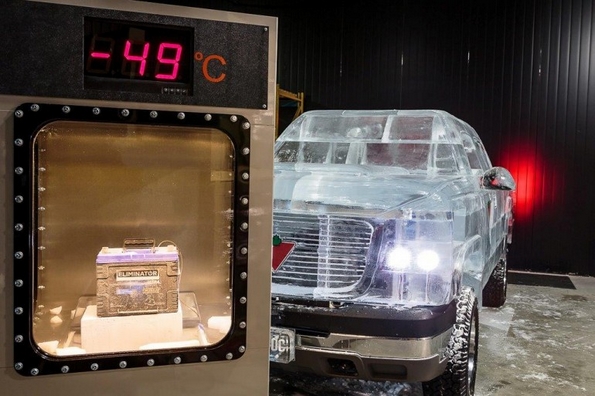 Целосно функционален камионет направен од мраз