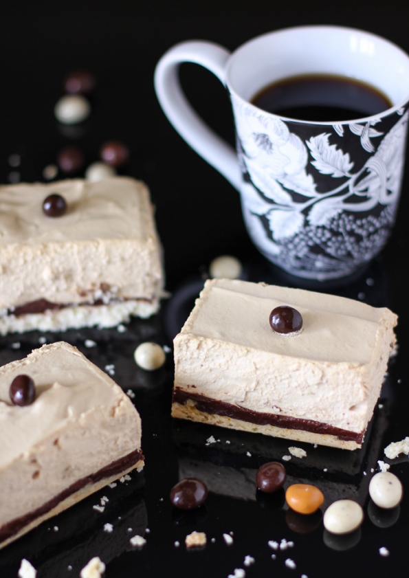 (2) еспресо коцки со Бејлис Ладни еспресо коцки со Бејлис