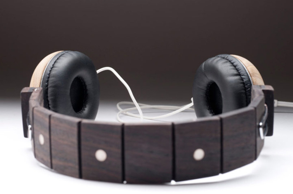 Модерни слушалки направени од остатоци од неисправни гитари