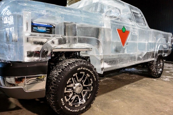 Целосно функционален камионет направен од мраз