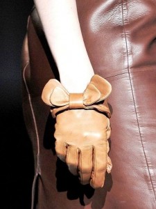 Кожни ракавици со машнички за елегантен и шик изглед