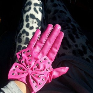 Кожни ракавици со машнички за елегантен и шик изглед