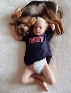 Слаткиот Боу во прегратките на неговото куче Тео